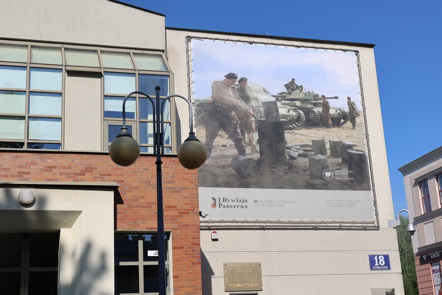 Żołnierze 1. Dywizji Pancernej podczas konserwacji pojazdów na poligonie w Wielkiej Brytanii, 1943–1944 r.  Fot. Katarzyna Gajda-Bator (IPN)