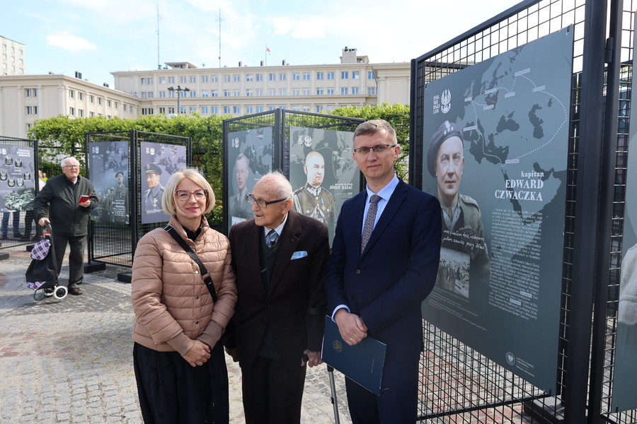 Katarzyna Gajda-Bator, ppłk. Stefan Michalczak i dr Marcin Bukała. Fot. Marek Rzucidło