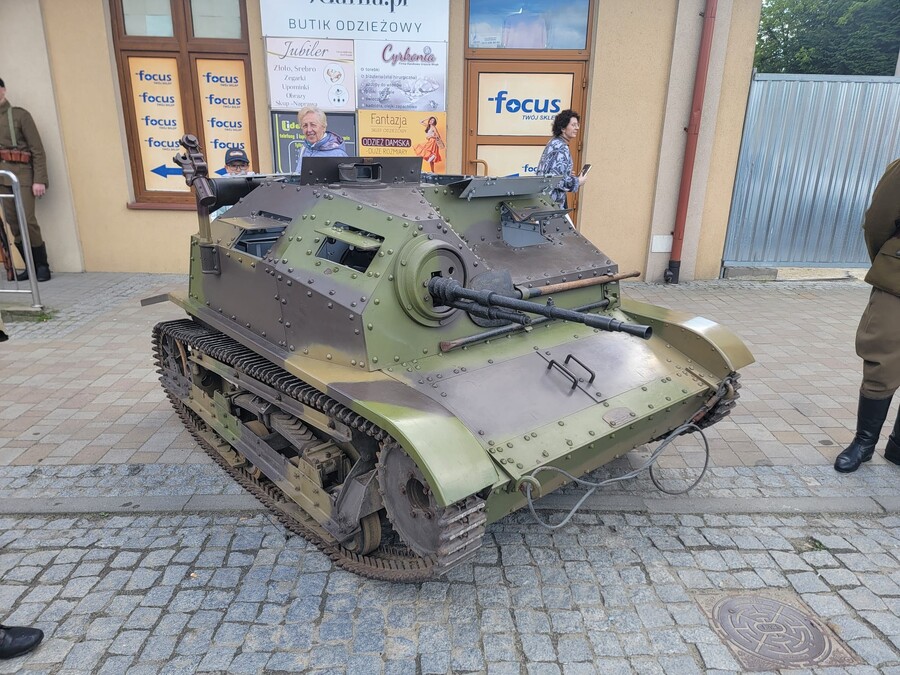 Prezentacja wystawy „Zbrojne serce polskiej emigracji – 1 Polska Dywizja Pancerna i jej korzenie” i sprzętu wojskowego w Strzyżowie, 8 maja 2025. Fot. Mirosław Surdej (IPN)