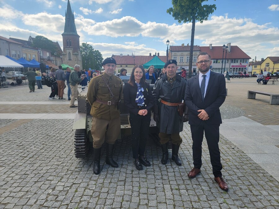 Prezentacja wystawy „Zbrojne serce polskiej emigracji – 1 Polska Dywizja Pancerna i jej korzenie” i sprzętu wojskowego w Strzyżowie, 8 maja 2025. Fot. Mirosław Surdej (IPN)