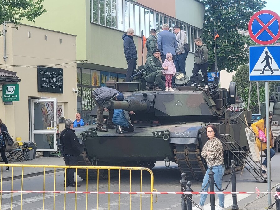 Prezentacja wystawy „Zbrojne serce polskiej emigracji – 1 Polska Dywizja Pancerna i jej korzenie” i sprzętu wojskowego w Strzyżowie, 8 maja 2025. Fot. Mirosław Surdej (IPN)