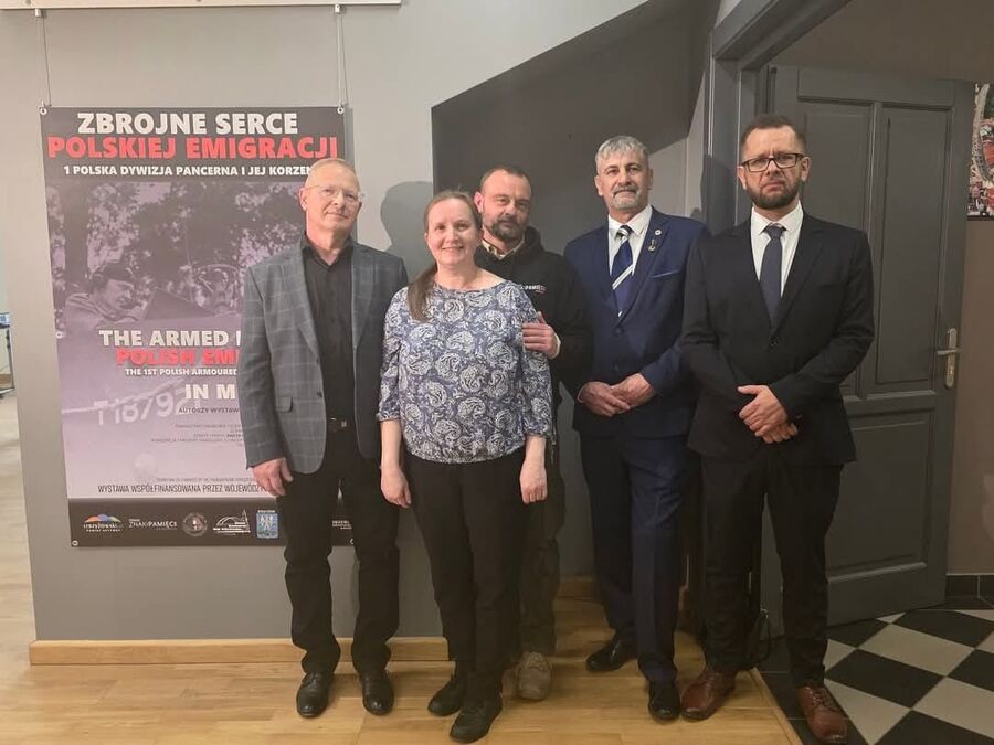 Prezentacja wystawy „Zbrojne serce polskiej emigracji – 1 Polska Dywizja Pancerna i jej korzenie” i sprzętu wojskowego w Strzyżowie, 8 maja 2025. Fot. Romuald Rzeszutek