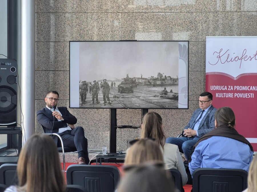 Dr Mirosław Surdej prezentuje wykład o gen. Stanisławie Maczku dowódcy 1. Dywizji Pancernej w Zagrzebiu – 14 maja 2025. Fot. Marcin Bukała (IPN)