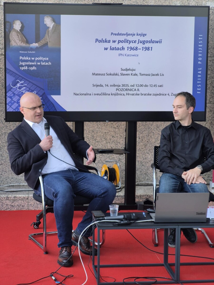 Dr. Mateusz Sokulski prezentuje swoją książkę „Polska w polityce Jugosławii w latach 1968-1981” na Festiwalu Historycznym Kliofest w Zagrzebiu, 14 maja 2025. Fot. Marcin Bukała (IPN)