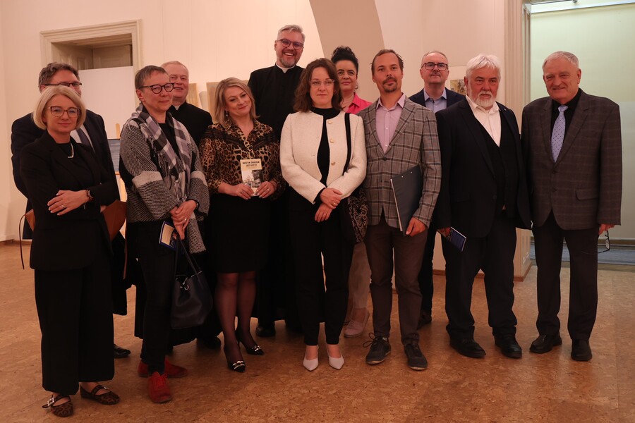 Uczestnicy wernisażu wystawy zbiorowej „Sługa Boży” János Esterházy – Rzeszów, 14 maja 2025. Fot. Marek Rzucidło