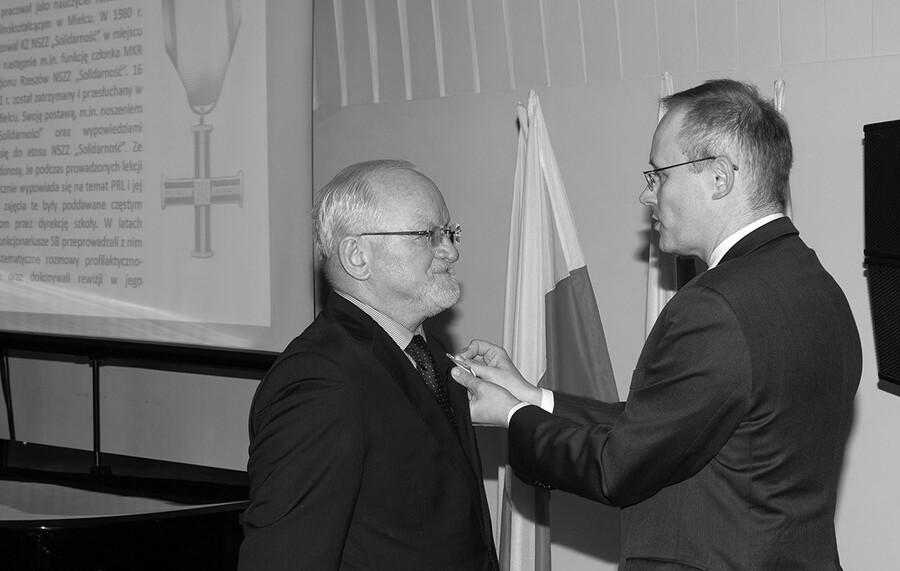 Andrzej Feliks Osnowski i dr Łukasz Kamiński w imieniu Prezydenta RP wręczył mu Krzyż Wolności i Solidarności, Rzeszów, 13 kwietnia 2016. Fot. Igor Witowicz (IPN)