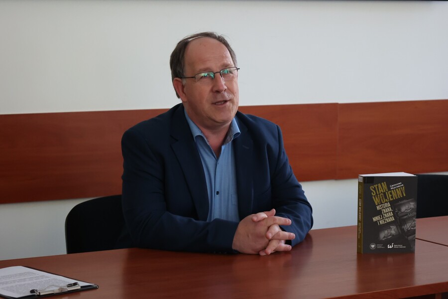 Dr Grzegorz Majchrzak podczas prezentacji książki „Stan wojenny. Historia znana, mniej znana i nieznana” – Rzeszów, 20 maja 2025. Fot. Katarzyna Gajda-Bator (IPN)