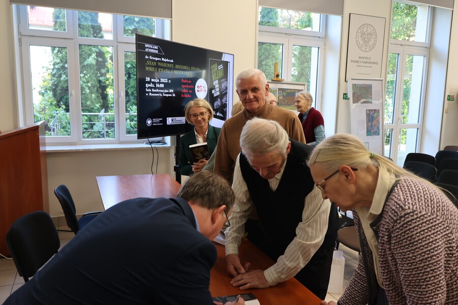 Prezentacja książki dr. Grzegorza Majchrzaka „Stan wojenny. Historia znana, mniej znana i nieznana” – Rzeszów, 20 maja 2025. Fot. Paweł Fornal (IPN)