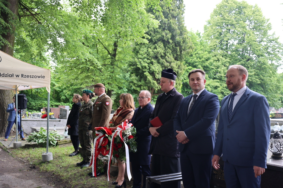 Oznaczenie grobu powstańców śląskich Haliny i Władysława Sołowijów w ramach akcji „Wszyscy jesteśmy ze Śląska!” – Rzeszów, 27 maja 2025. Fot. Katarzyna Gajda-Bator (IPN)