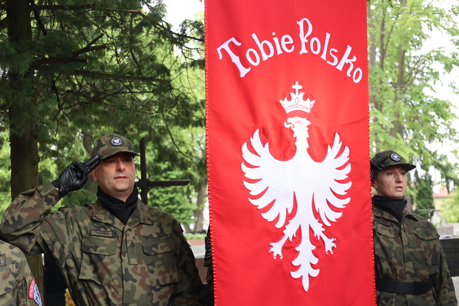 Oznaczenie grobu powstańców śląskich Haliny i Władysława Sołowijów w ramach akcji „Wszyscy jesteśmy ze Śląska!” – Rzeszów, 27 maja 2025. Fot. Katarzyna Gajda-Bator (IPN)