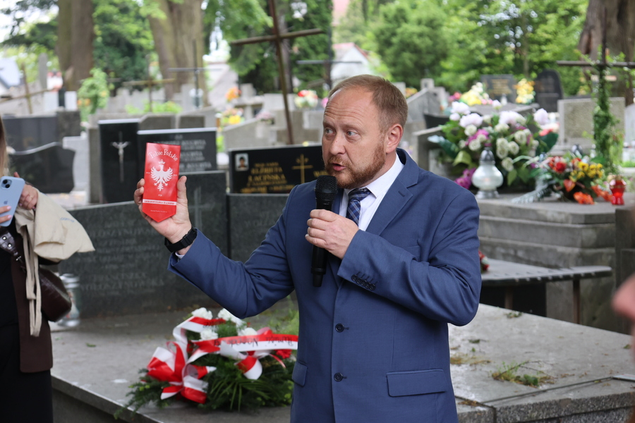 Oznaczenie grobu powstańców śląskich Haliny i Władysława Sołowijów w ramach akcji „Wszyscy jesteśmy ze Śląska!” – Rzeszów, 27 maja 2025. Fot. Katarzyna Gajda-Bator (IPN)