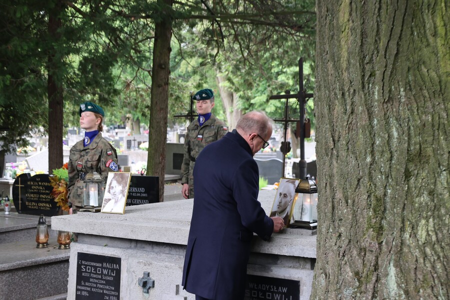 Oznaczenie grobu powstańców śląskich Haliny i Władysława Sołowijów w ramach akcji „Wszyscy jesteśmy ze Śląska!” – Rzeszów, 27 maja 2025. Fot. Katarzyna Gajda-Bator (IPN)