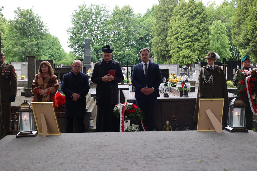 Oznaczenie grobu powstańców śląskich Haliny i Władysława Sołowijów w ramach akcji „Wszyscy jesteśmy ze Śląska!” – Rzeszów, 27 maja 2025. Fot. Katarzyna Gajda-Bator (IPN)