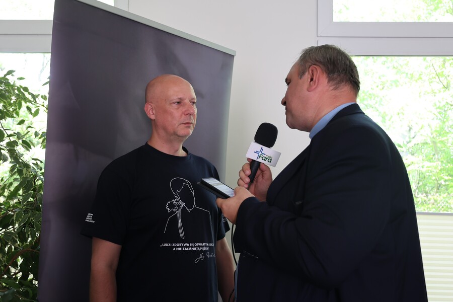 ks. Andrzej Bienia i Paweł Kęska podczas konferencji naukowej „Życie trzeba godnie przeżyć” – Łańcut, 5 czerwca 2025. Fot. Katarzyna Gajda-Bator (IPN)