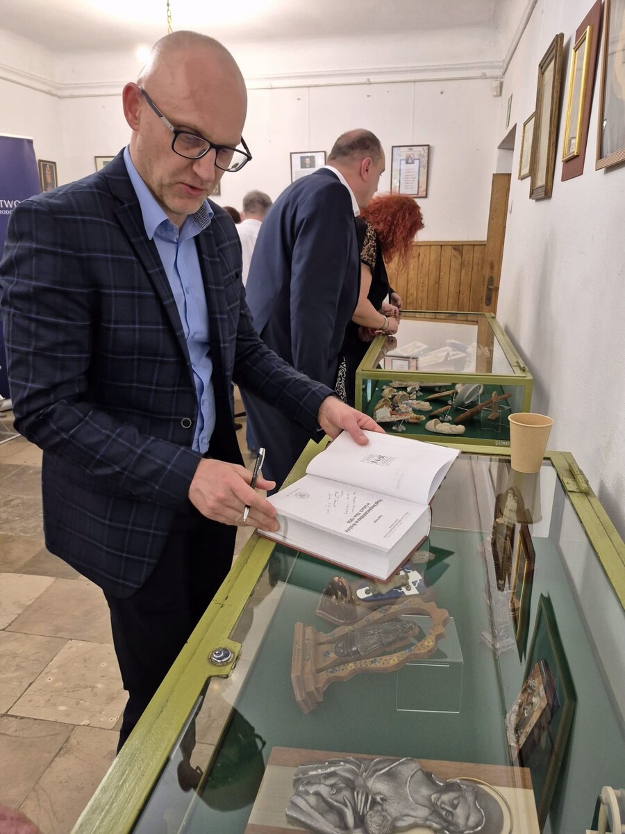 Spotkanie autorskie z dr. Pawłem Fornalem wokół książki „Urząd Bezpieczeństwa w Krośnie w latach 1944–1956” – Dukla, 5 czerwca 2025. Fot. Stanisław Stopyra (IPN)