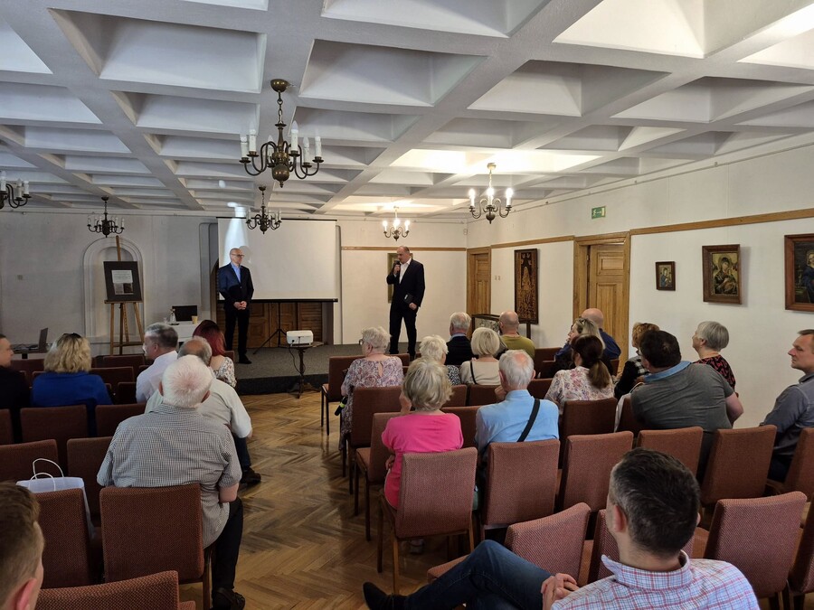 Spotkanie autorskie z dr. Pawłem Fornalem wokół książki „Urząd Bezpieczeństwa w Krośnie w latach 1944–1956” – Dukla, 5 czerwca 2025. Fot. Stanisław Stopyra (IPN)