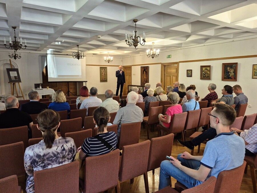 Spotkanie autorskie z dr. Pawłem Fornalem wokół książki „Urząd Bezpieczeństwa w Krośnie w latach 1944–1956” – Dukla, 5 czerwca 2025. Fot. Stanisław Stopyra (IPN)