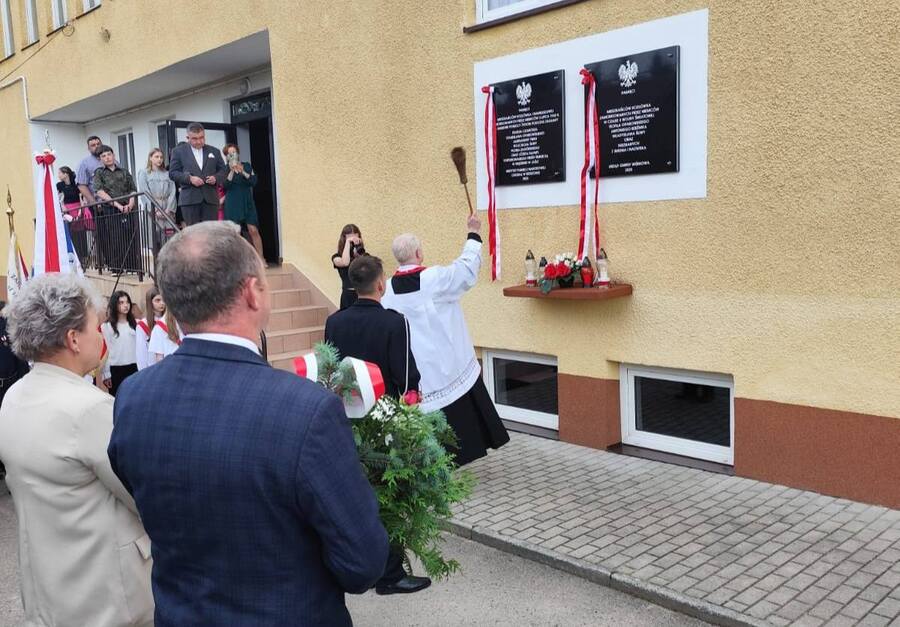 Odsłonięcie tablicy upamiętniającej ofiary pacyfikacji wsi Kozłówek i Markuszowa 3 lipca 1943 r. – Kozłówek, 8 czerwca 2025. Fot. Hubert Buty (IPN)