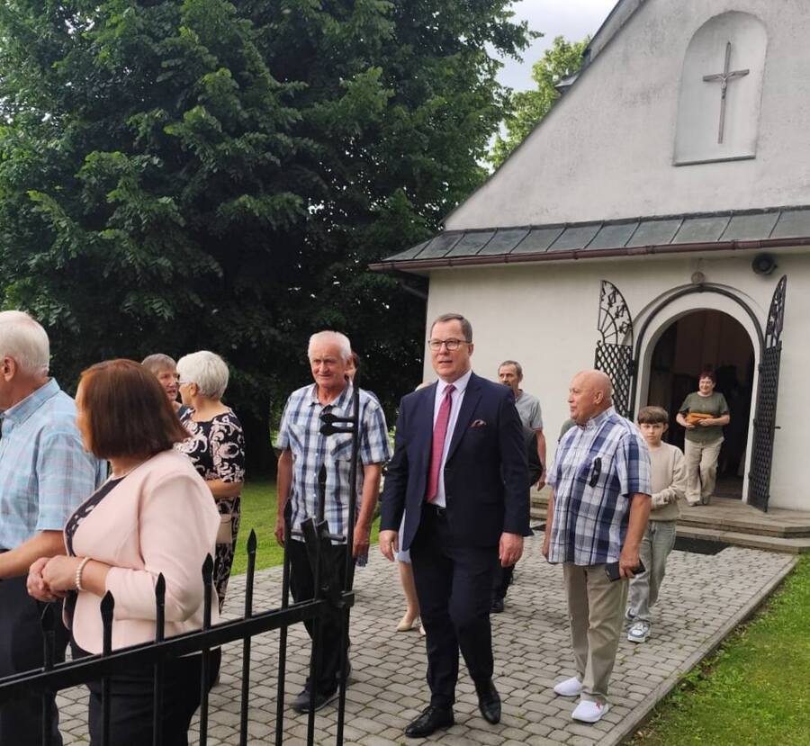 Odsłonięcie tablicy upamiętniającej ofiary pacyfikacji wsi Kozłówek i Markuszowa 3 lipca 1943 r. – Kozłówek, 8 czerwca 2025. Fot. Hubert Buty (IPN)