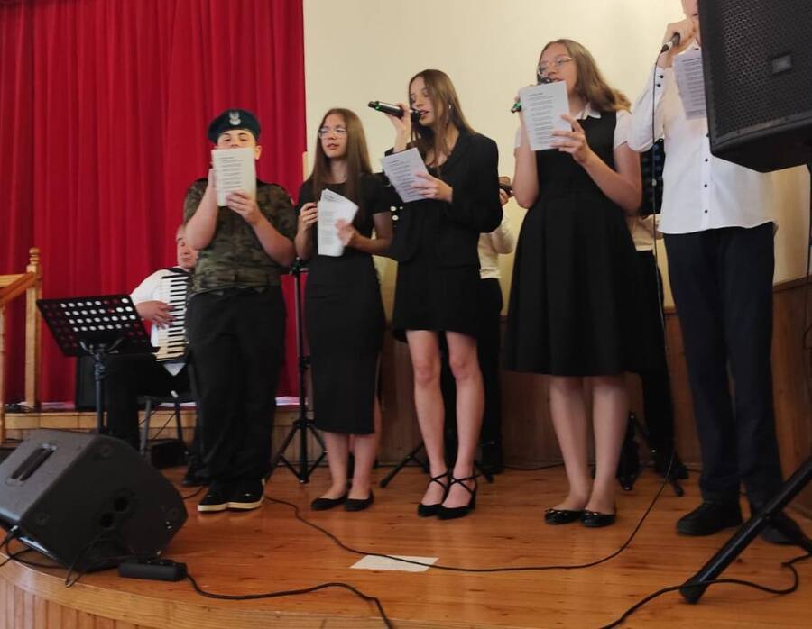 Odsłonięcie tablicy upamiętniającej ofiary pacyfikacji wsi Kozłówek i Markuszowa 3 lipca 1943 r. – Kozłówek, 8 czerwca 2025. Fot. Hubert Buty (IPN)