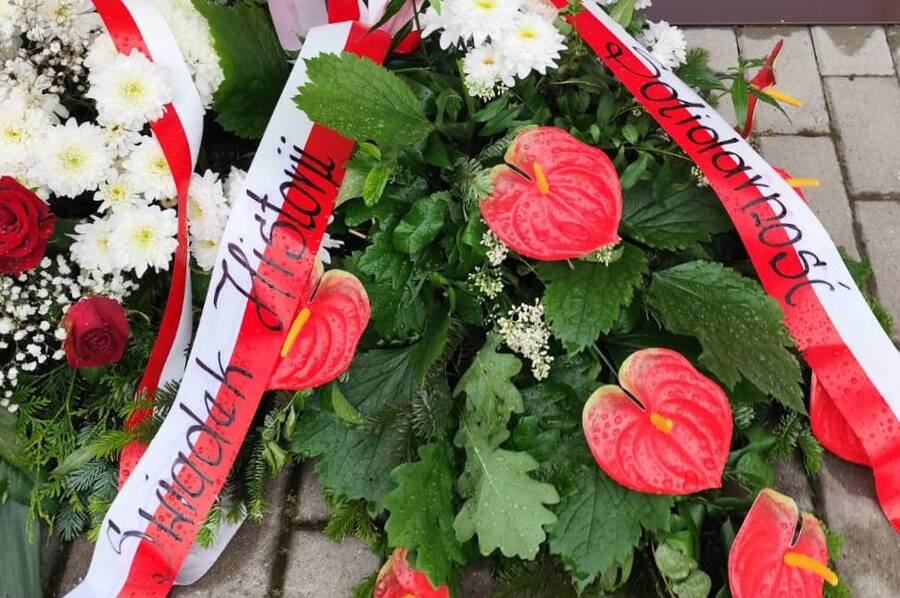 Odsłonięcie tablicy upamiętniającej ofiary pacyfikacji wsi Kozłówek i Markuszowa 3 lipca 1943 r. – Kozłówek, 8 czerwca 2025. Fot. Hubert Buty (IPN)