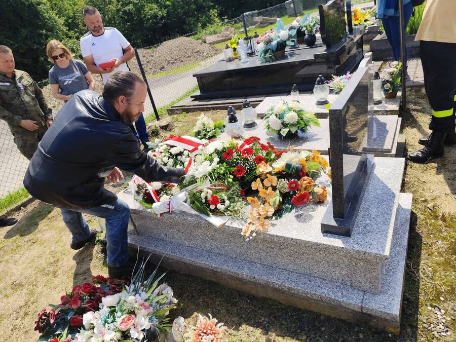 Złożenie kwiatów na grobach ofiar mordu w Pietruszej Woli – 14 czerwca 2025