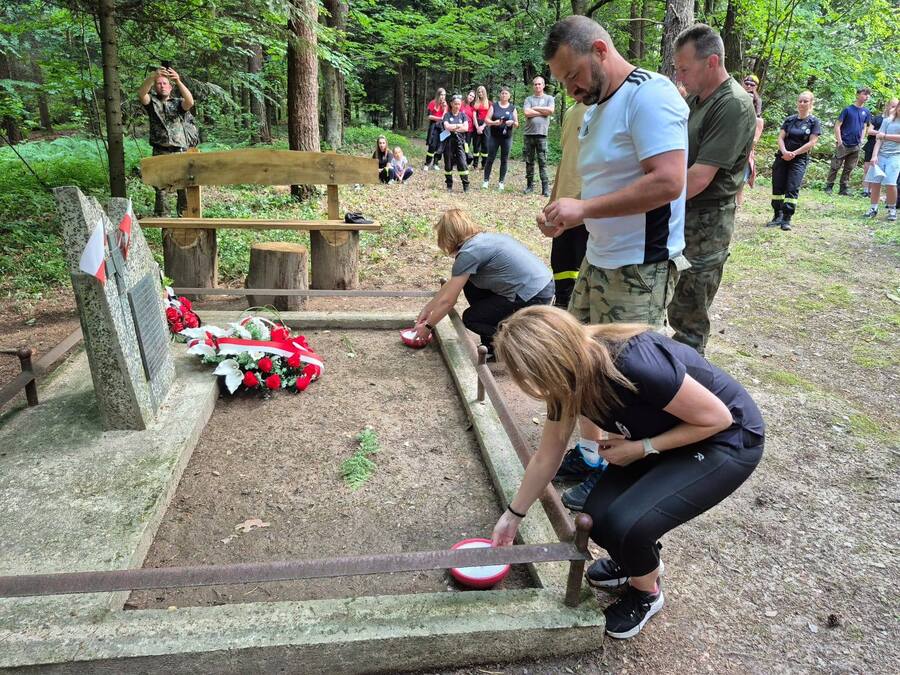 Złożenie kwiatów na mogile rodziny Mędrków, ofiar mordu w Pietruszej Woli – 14 czerwca 2025