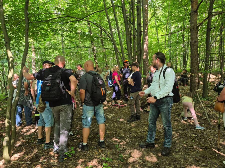 Złożenie kwiatów na mogile rodziny Mędrków, ofiar mordu w Pietruszej Woli – 14 czerwca 2025