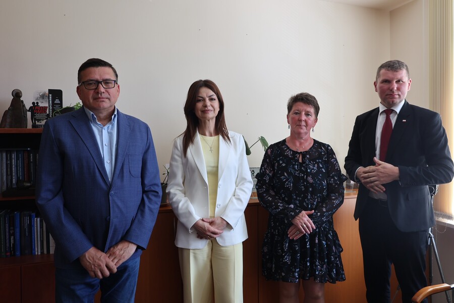 Dr hab. Dariusza Iwaneczko, Lidia Witkowska, Ewa Majewska, Mariusz Augustynek podpisujący porozumienie Rzeszów, 16 czerwca 2025. Fot. Katarzyna Gajda-Baror (IPN)