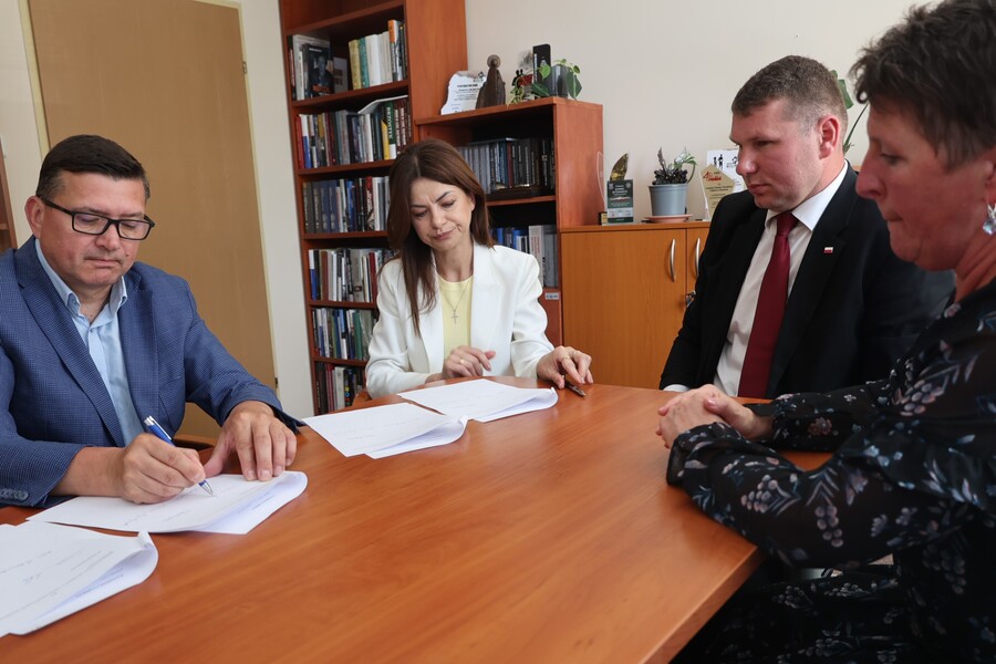 Dr hab. Dariusza Iwaneczko, Ewa Majewska, Mariusz Augustynek, Lidia Witkowska podpisujący porozumienie Rzeszów, 16 czerwca 2025.Fot. Katarzyna Gajda-Baror (IPN)