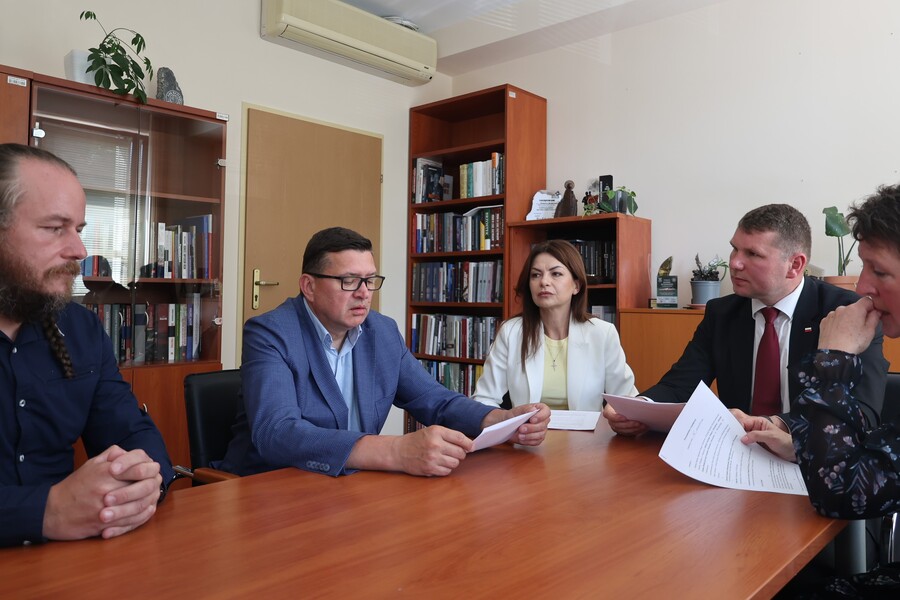 Dr hab. Dariusza Iwaneczko, Hubert Bury, Ewa Majewska, Mariusz Augustynek, Lidia Witkowska podpisujący porozumienie Rzeszów, 16 czerwca 2025.Fot. Katarzyna Gajda-Baror (IPN)