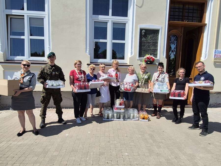 Przekazanie zniczy na realizację akcji „11 lipca zapal Znicz Pamięci”