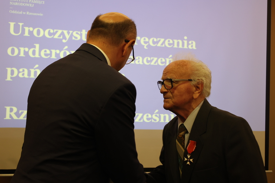 Stanisław Karnaś i dr Mateusz Szpytma na uroczystości wręczenia odznaczeń państwowych działaczom opozycji antykomunistycznej – Rzeszów, 11 września 2025. Fot. Katarzyna Gajda-Bator (IPN)