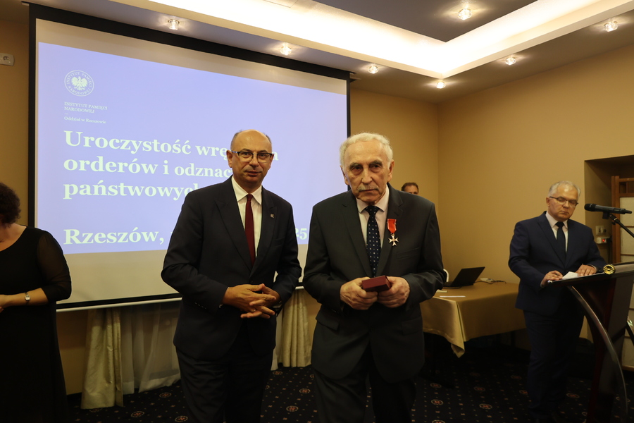 Czesław Nowak i dr Mateusz Szpytma na uroczystości wręczenia odznaczeń państwowych działaczom opozycji antykomunistycznej – Rzeszów, 11 września 2025. Fot. Katarzyna Gajda-Bator (IPN)