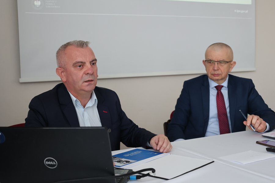 Marek Gajewski i dr hab. Bogusława Wójcik podczas konferencji naukowej „Rok 1945 – Co dalej? ... – Rzeszów, 18 listopada 2025. Fot. Katarzyna Gajda-Bator (IPN)