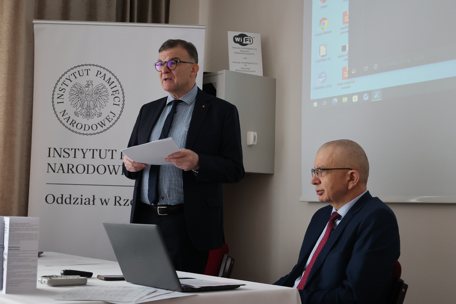 Prof. dr hab. Tadeusz Wolsza i dr hab. Bogusław Wójcik podczas konferencji naukowej „Rok 1945 – Co dalej? ... – Rzeszów, 18 listopada 2025. Fot. Katarzyna Gajda-Bator (IPN)