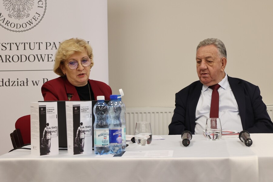 Dr hab. Danuta Jastrzębska-Golonka i prof. dr hab. Jan Draus podczas konferencji naukowej „Rok 1945 – Co dalej? ... – Rzeszów, 18 listopada 2025. Fot. Katarzyna Gajda-Bator (IPN)