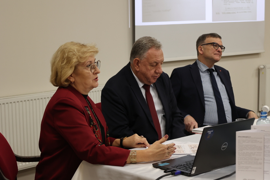 Dr hab. Danura Jastrzębska-Golonka, prof. dr hab. Jan Draus i prof. dr hab. Tadeusz Wolsza  – Rzeszów, 18 listopada 2025. Fot. Katarzyna Gajda-Bator (IPN)