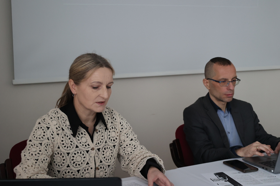 Dr hab. Łucja Marek i dr hab. Patryk Pleskot podczas konferencji naukowej „Rok 1945 – Co dalej? ... – Rzeszów, 18 listopada 2025. Fot. Katarzyna Gajda-Bator (IPN)