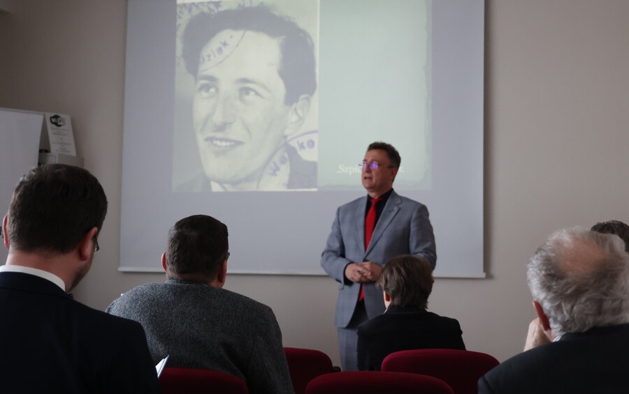 Dr hab. Dariusz Rogut podczas konferencji naukowej „Rok 1945 – Co dalej? ... – Rzeszów, 18 listopada 2025. Fot. Katarzyna Gajda-Bator (IPN)