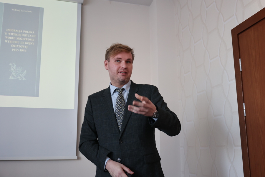 Dr Jakub Osiński podczas konferencji naukowej „Rok 1945 – Co dalej? ... – Rzeszów, 18 listopada 2025. Fot. Katarzyna Gajda-Bator (I