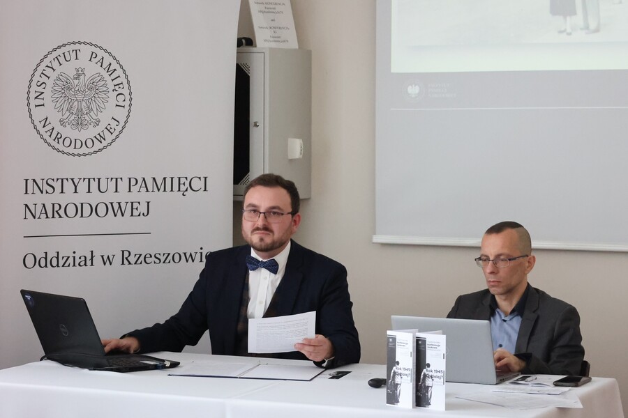 Dr Łukasz Chrobak i dr hab. Patryk Pleskor podczas konferencji naukowej „Rok 1945 – Co dalej? ... – Rzeszów, 18 listopada 2025. Fot. Katarzyna Gajda-Bator (IPN)