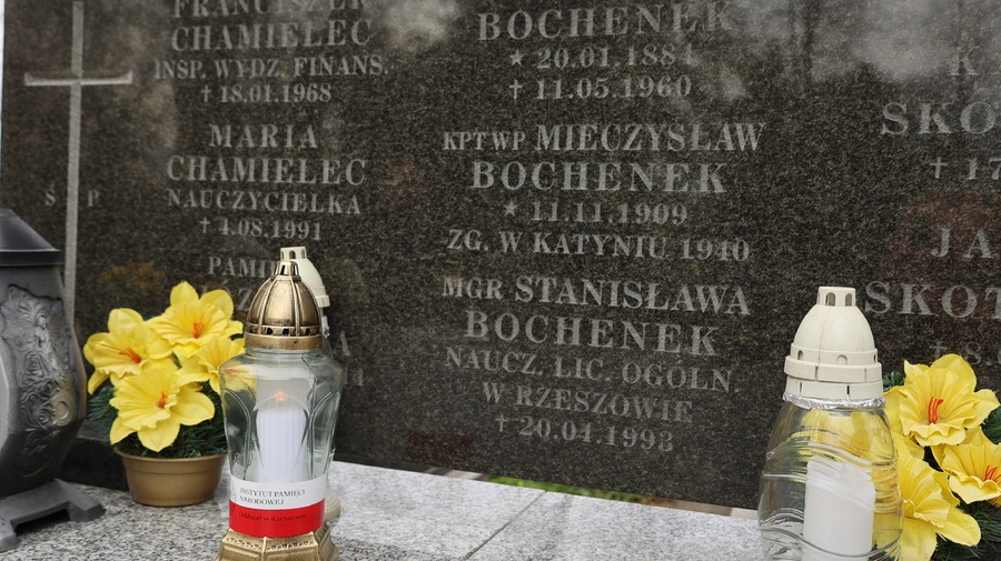 Delegacja zapaliła znicze na symbolicznych grobach ofiar Zbrodni Katyńskiej na cmentarzu Pobitno w Rzeszowie. Fot. Maria Rejman (IPN)