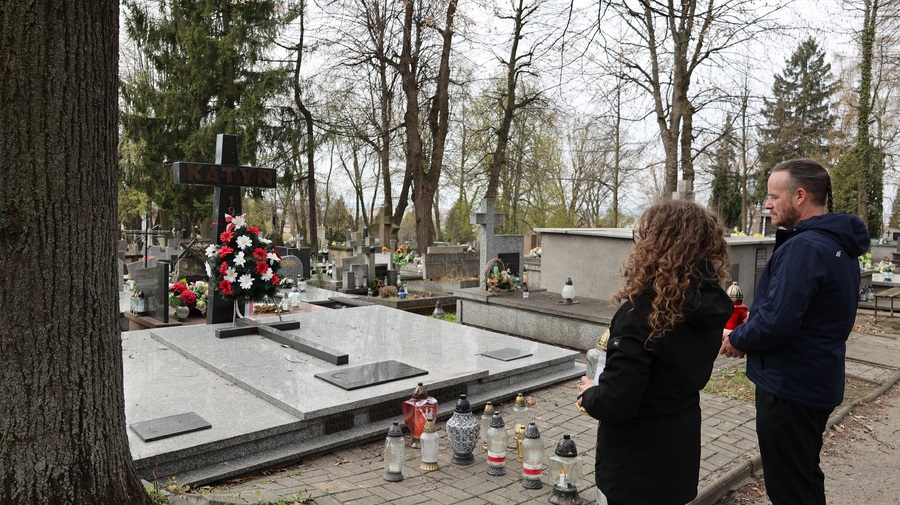 Delegacja zapaliła znicze na symbolicznych grobach ofiar Zbrodni Katyńskiej na cmentarzu Pobitno w Rzeszowie. Fot. Maria Rejman (IPN)