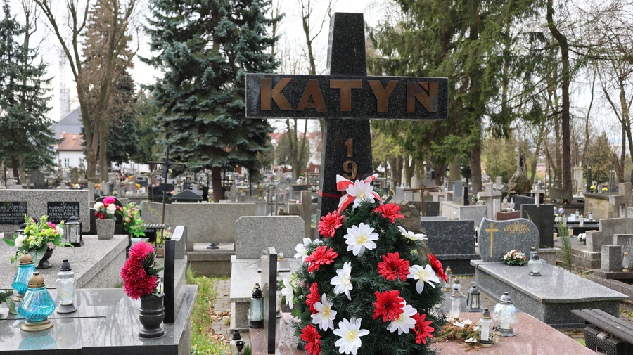 Delegacja zapaliła znicze na symbolicznych grobach ofiar Zbrodni Katyńskiej na cmentarzu Pobitno w Rzeszowie. Fot. Maria Rejman (IPN)