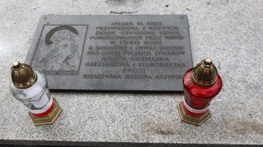 Delegacja zapaliła znicze na symbolicznych grobach ofiar Zbrodni Katyńskiej na cmentarzu Pobitno w Rzeszowie. Fot. Maria Rejman (IPN)