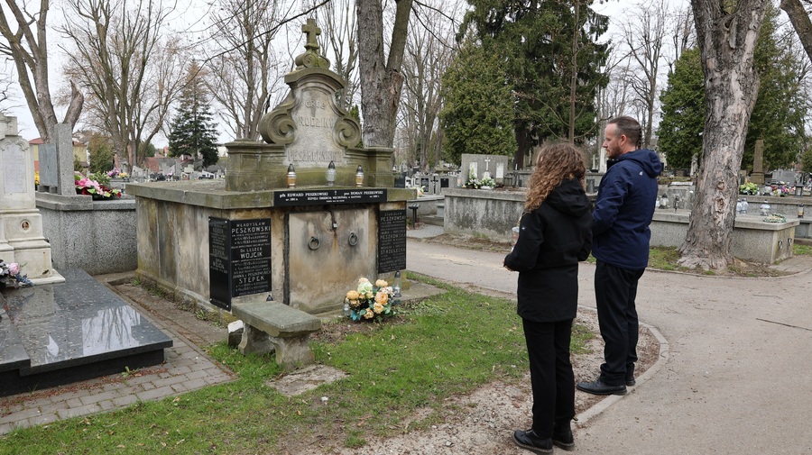 Delegacja zapaliła znicze na symbolicznych grobach ofiar Zbrodni Katyńskiej na cmentarzu Pobitno w Rzeszowie. Fot. Maria Rejman (IPN)