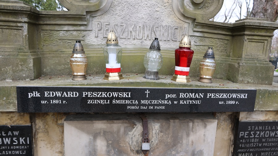 Delegacja zapaliła znicze na symbolicznych grobach ofiar Zbrodni Katyńskiej na cmentarzu Pobitno w Rzeszowie. Fot. Maria Rejman (IPN)