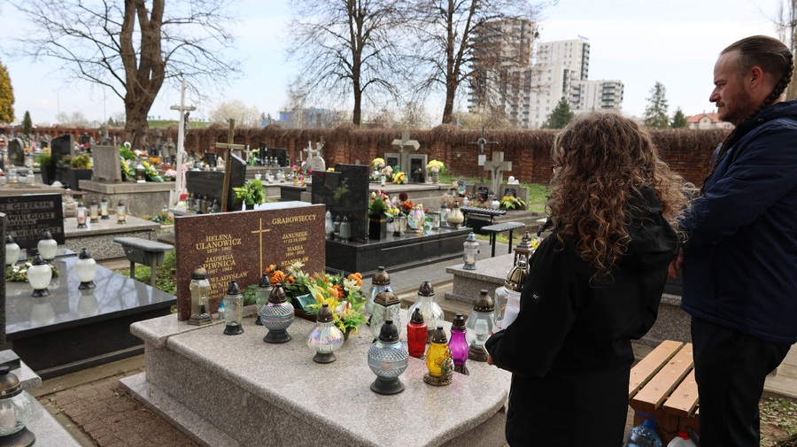 Delegacja zapaliła znicze na symbolicznych grobach ofiar Zbrodni Katyńskiej na cmentarzu Pobitno w Rzeszowie. Fot. Maria Rejman (IPN)