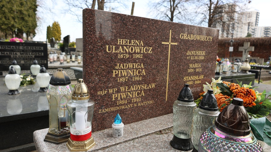 Delegacja zapaliła znicze na symbolicznych grobach ofiar Zbrodni Katyńskiej na cmentarzu Pobitno w Rzeszowie. Fot. Maria Rejman (IPN)